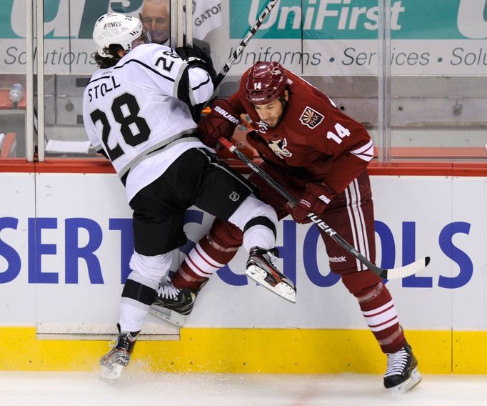 Střet Stolla s Pyattem v zápase Phoenix Coyotes - LA Kings