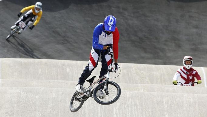 Záběr pořízený před začátkem cyklistického závodu terénních kol kategorie BMX.