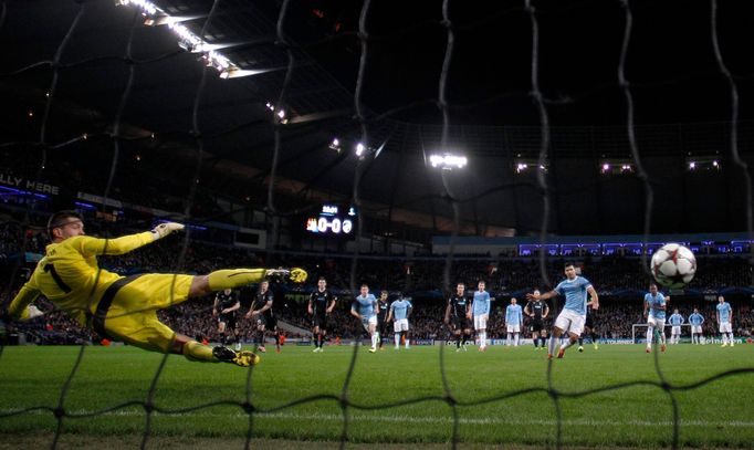 Manchester City - Plzeň (Agüero proměňuje penaltu)