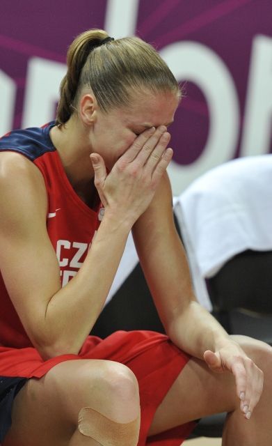 Česká basketbalistka Kateřina Elhotová smutní po prohraném čtvrtfinálovém utkání s Francií na OH 2012 v Londýně.