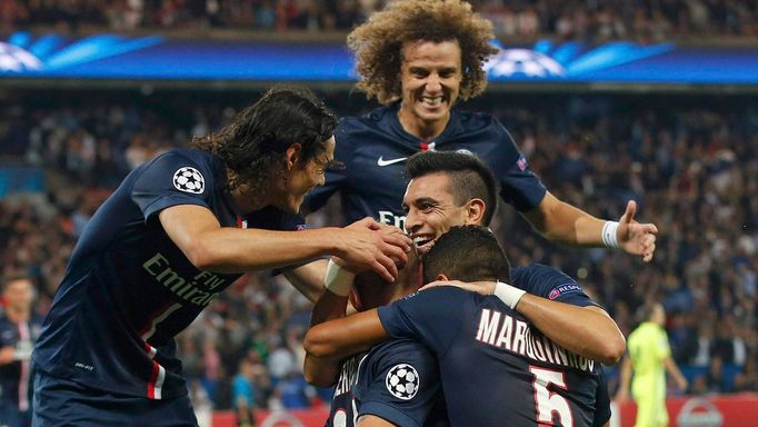 Hráči PSG (Verratti, Marquinhos, Cavani) slaví gól proti Barceloně