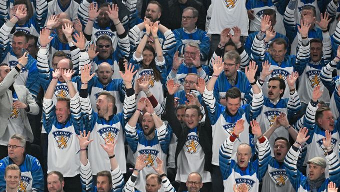 Finové si domácí hokejový šampionát užívají. Ale jen co se vrátí domů, hlavními tématy jsou Rusko a NATO.