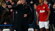 Alex Ferguson a Nani jakoby nevěřili vlastním očím. Manchester United prohrál na Stamford Bridge z Chelsea 4:5 po prodloužení a vypadl z anglického Ligového poháru.