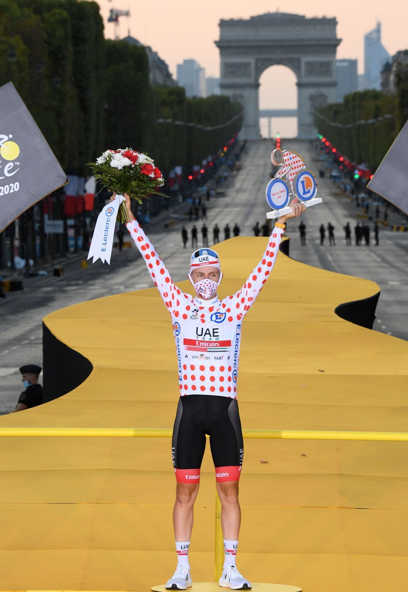 Tadej Pogačar v puntíkovaném dresu pro nejlepšího vrchaře Tour de France 2020