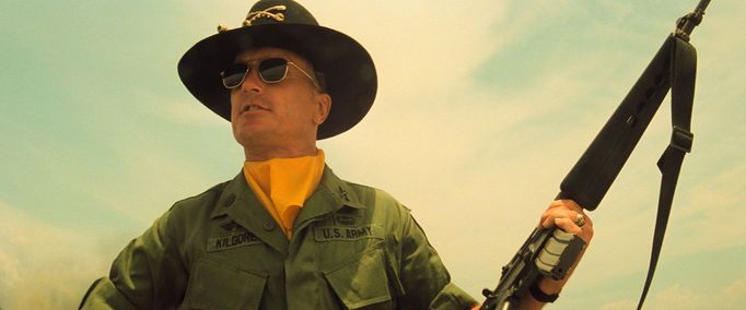 Na snímku z Apokalypsy je Robert Duvall jako plukovník Kilgore.