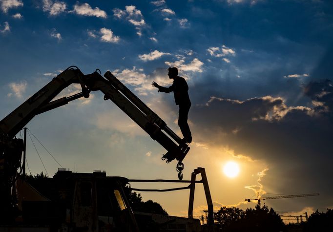 Snímek ze sobotního uvedení inscenace Rouge Nord od Cirque Pardi na festivalu Arena.