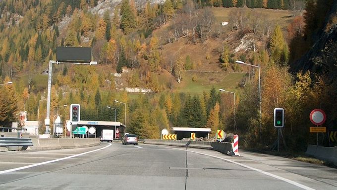 Taurský tunel leží na rakouské alpské dálnici A10 mezi Salcburkem a Villachem.