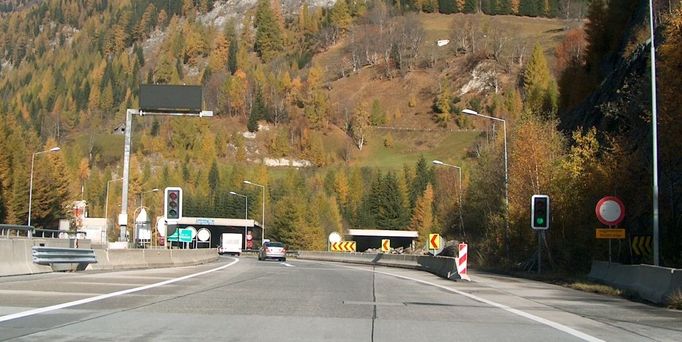 Taurský tunel leží na rakouské alpské dálnici A10 mezi Salcburkem a Villachem.