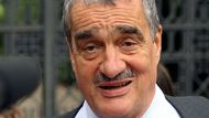 Ministr zahraničních věcí Karel Schwarzenberg před zámeckou bránou v Lánech po společném jednání s prezidentem Klausem, premiérem Topolánkem a ministrem Vondrou.