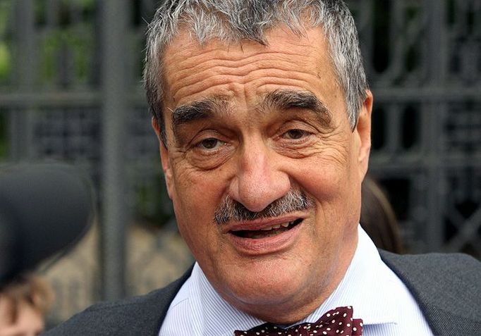 Ministr zahraničních věcí Karel Schwarzenberg před zámeckou bránou v Lánech po společném jednání s prezidentem Klausem, premiérem Topolánkem a ministrem Vondrou.