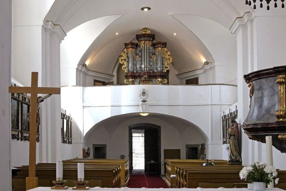 Interiér kostela Povýšení svatého Kříže v Rožmitále pod Třemšínem, kde na barokních varhanách hrál a skládal svá díla Jakub Jan Ryba.