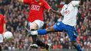 Owen Hargreaves z Manchesteru United v souboji s Lassanou Diarrou z Portsmouthu