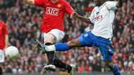 Owen Hargreaves z Manchesteru United v souboji s Lassanou Diarrou z Portsmouthu