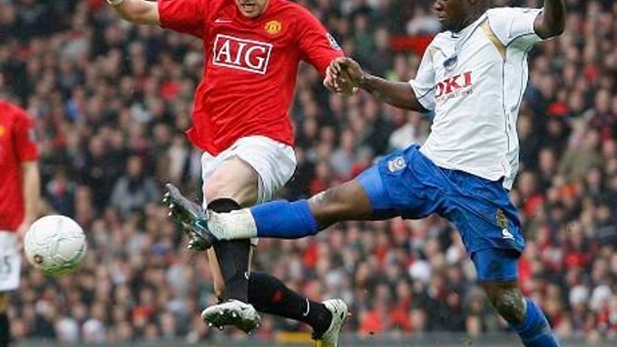 Owen Hargreaves z Manchesteru United v souboji s Lassanou Diarrou z Portsmouthu