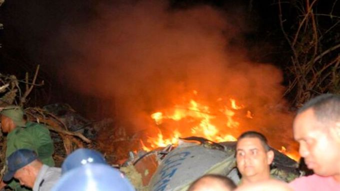 Hořící trosky havarovaného kubánského letounu, záchranáři už pátrají pouze po mrtvých obětech