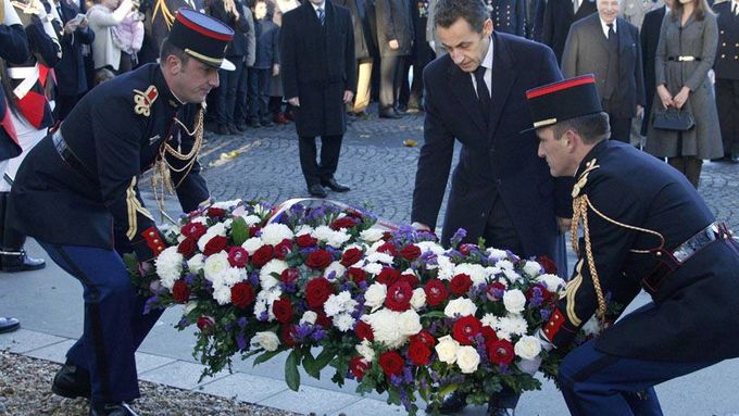 Francouzský prezident Nicolas Sarkozy vzdává hold obětem války na ceremonii v Paříži