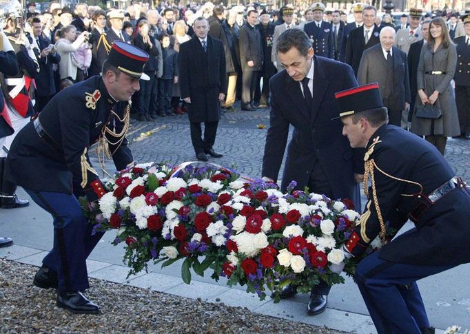 Francouzský prezidet Nicolas Sarkozy pokládá věnec k pomníku George Clemenceaua. Premiéra francouzské vlády za první světové války.