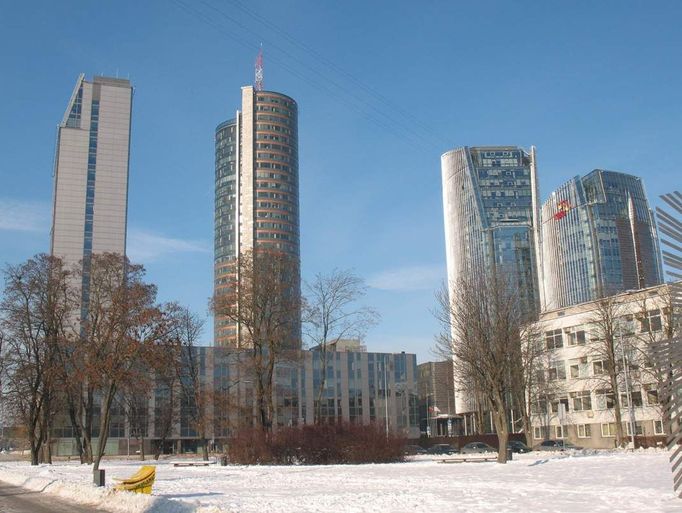 Vraťme se ale do centra. Hned na opačném břehu řeky Neris se nechází byznys park, který připomíná předkrizový růst Litvy. Ta díky němu dokonce dostala přezdívku Baltský tygr.  V prosklených budovách sídlí například švédské banky nebo společnost Nokia.