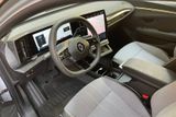 Útulná kabina Méganu E-Tech kombinuje dotykové displeje s mechanickými tlačítky.