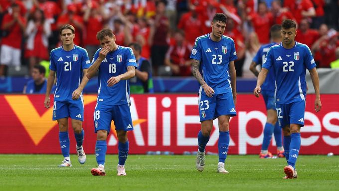 Zklamaní italští fotbalisté poté, co v osmifinálovém utkání Eura inkasovali gól od Švýcarska