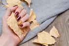 Podzimní trendy v lakování nehtů: Vyzkoušejte odstíny dýně nebo perly