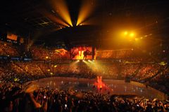 Video: Rytíři, katapulty i Richard Wagner. Vegas před finále NHL předvedlo úchvatnou show