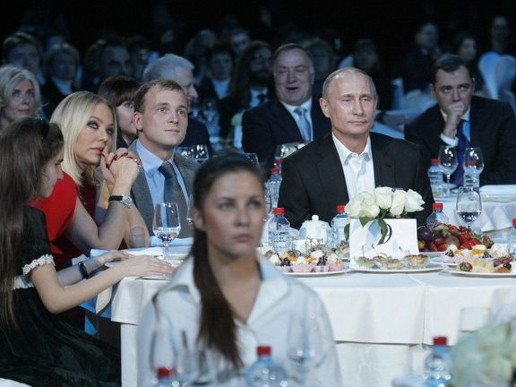 Fotografie z dobročinné večeře s Vladimirem Putinem. 