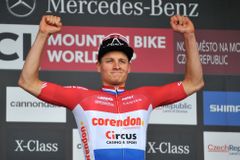 Van der Poel je potřetí mistrem světa v cyklokrosu, Češi náročnou trať nezvládli