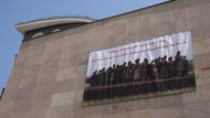 Jedním z jejích hesel je, ukažme neonacistům záda. Ti se chtějí sejít v sobotu na Lidickém náměstí v centru města tuto sobotu, jen dva dny před 120 narozeninami Adolfa Hitlera. Město společně s iniciativou se rozhodlo, že jim k jejich setkání vytvoří kulisu - pomník lidických dětí otočených zády.