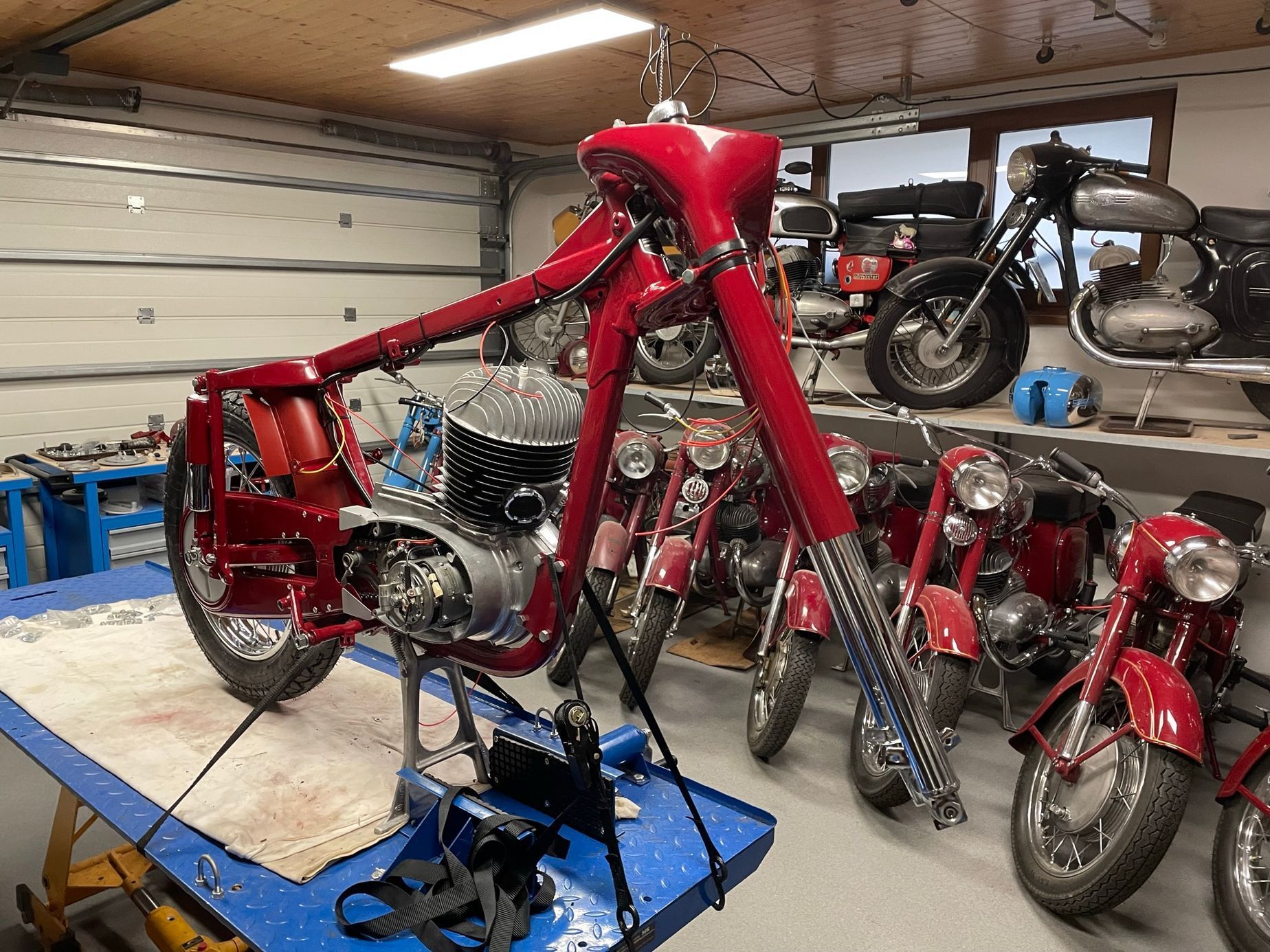 Renovujeme Jawu, 7. díl, první skládání motocyklu
