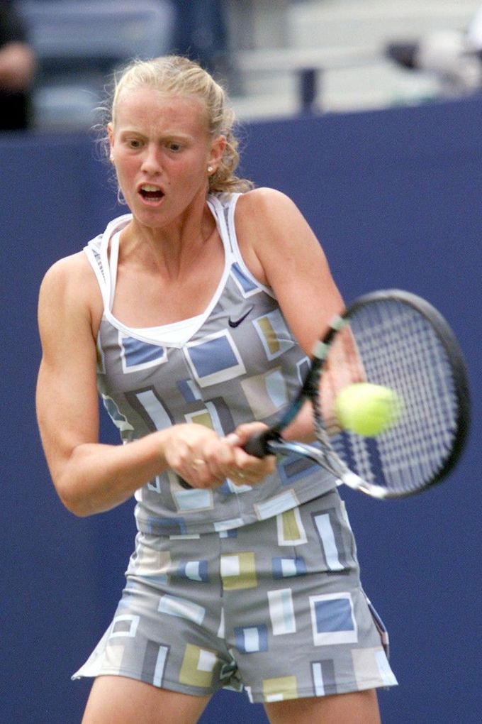 Daja Bedáňová vrací volej nasazené jedničce Martině Hingisové ze Švýcarska během zápasu na US Open ve Flushing Meadows v New Yorku, 4. září 2001.
