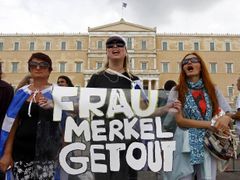 Demonstrace proti Angele Merkelové v Aténách.