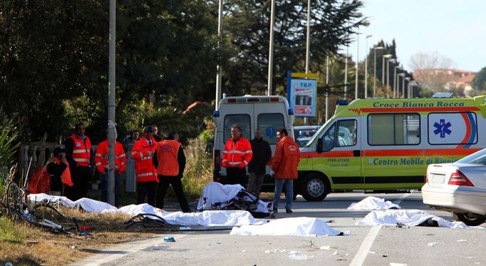 Do skupiny cyklistů najelo v Itálii auto, osm lidí zemřelo.