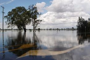 Záplavy nevídaných rozměrů devastují Austrálii