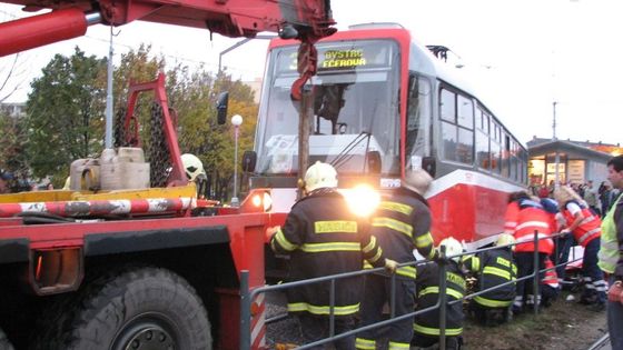 Tramvaj přejela chlapci nohu, nejspíš o ni přijde