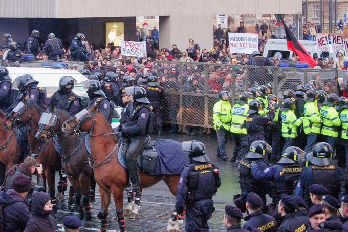 Policie na koních zasahuje při demonstraci v Praze 10. listopadu 2007. Střety mezi neonacisty a antifašisty probíhaly v rámci výročí Křišťálové noci.