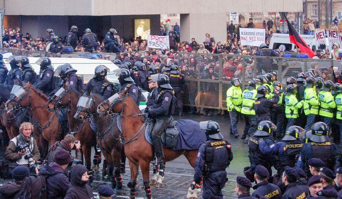 Policie na koních zasahuje při demonstraci v Praze 10. listopadu 2007. Střety mezi neonacisty a antifašisty probíhaly v rámci výročí Křišťálové noci.