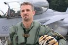 Obrazem: Jak se Cruise vrátil po 36 letech do kokpitu a s čím by létal v české armádě