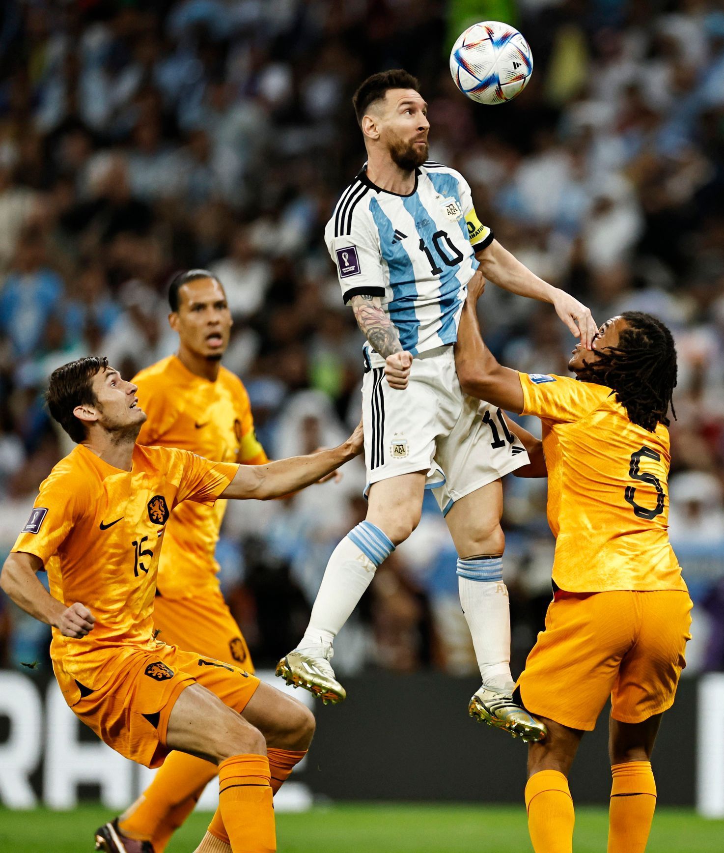 Marten de Roon, Lionel Messi  a Nathan Ake ve čtvrtfinále MS 2022 Nizozemsko - Argentina