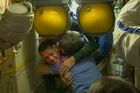 Astronauti se rozloučili s kolegy a letěli domů. Ve vesmíru strávili 173 dnů