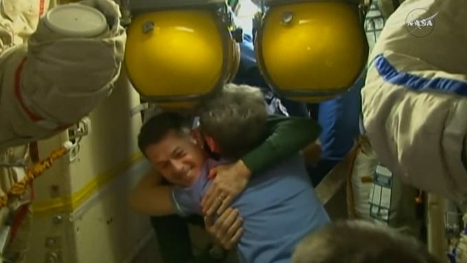 Astronauti se na ISS rozloučili s kolegy