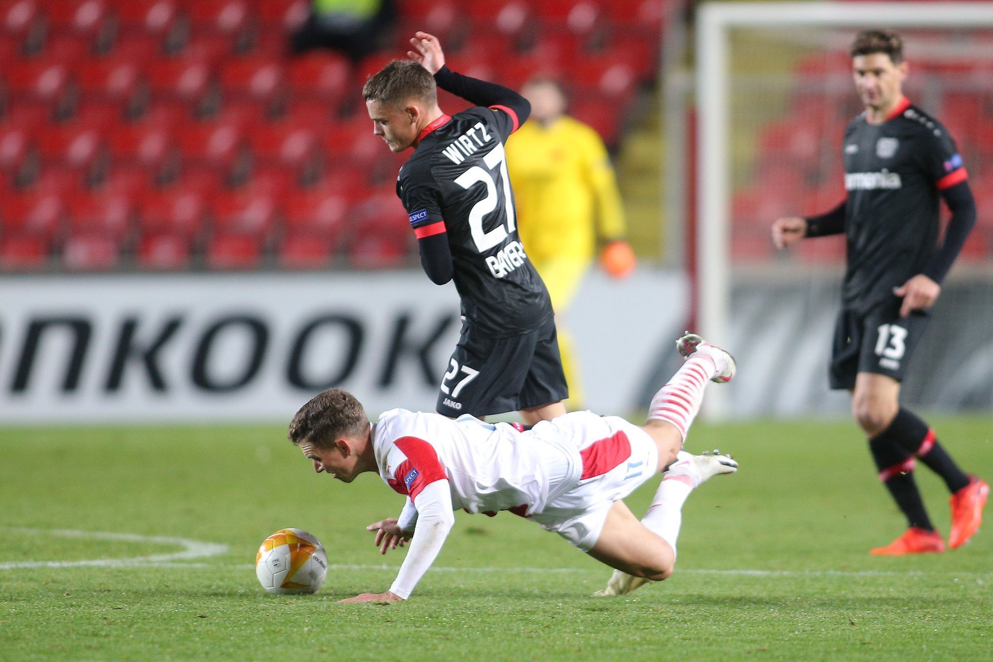 Lukáš Provod a Florian Wirtz v zápase Evropské ligy Slavia Praha - Bayer Leverkusen