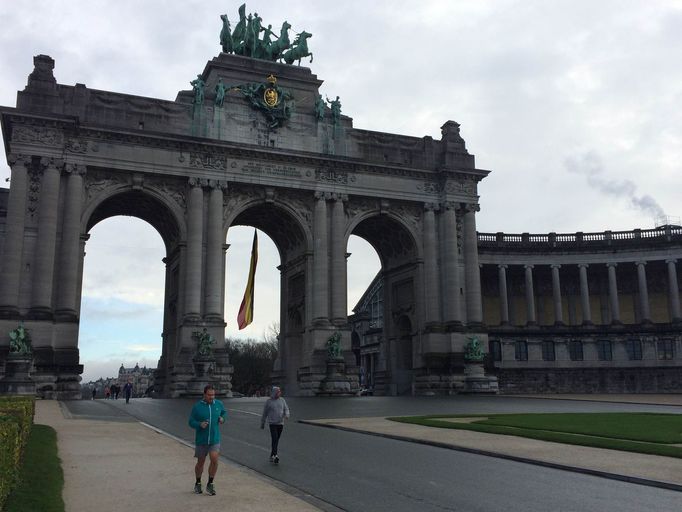 Bruselské parky bývají v neděli plné lidí. V parku Cinquantenaire jich dnes bylo ale podstatně méně než obvykle, jen několik rodin s dětmi a desítky běžců.