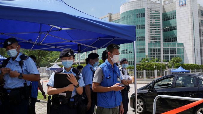 Policie v Hongkongu postává poblíž sídla mediální skupiny Next Media a deníku Apple Daily poté, co zatkla několik pracovníků tohoto listu.