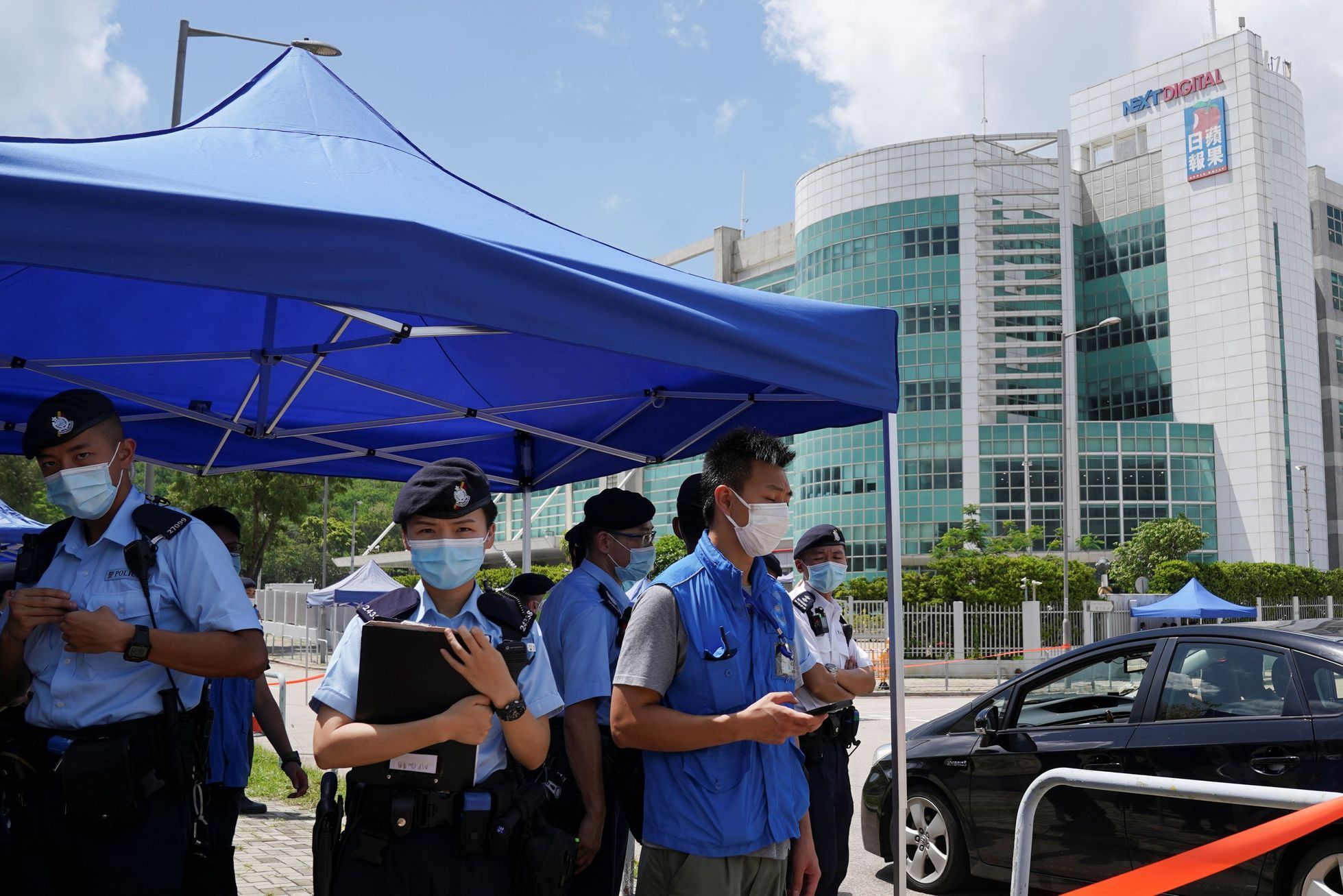 Policie v Hongkongu u sídla Next Media