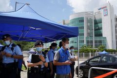 Policie v Hongkongu zatkla čtyři pracovníky deníku, který je kritický k čínské vládě