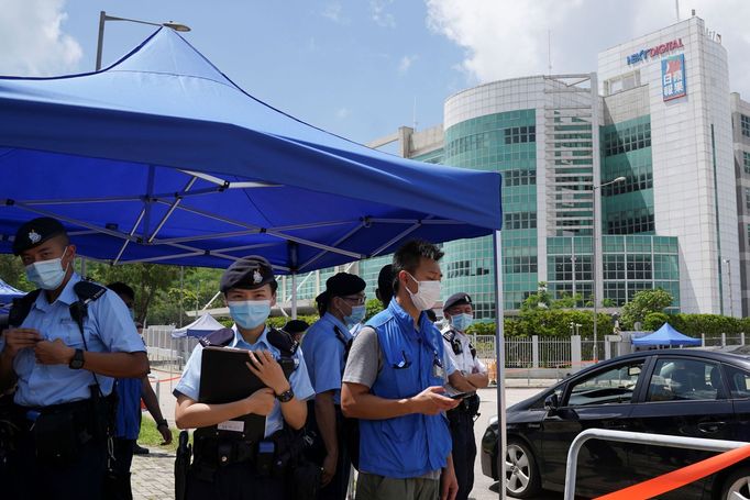 Policie v Hongkongu postává poblíž sídla mediální skupiny Next Media a deníku Apple Daily poté, co zatkla několik pracovníků tohoto listu.