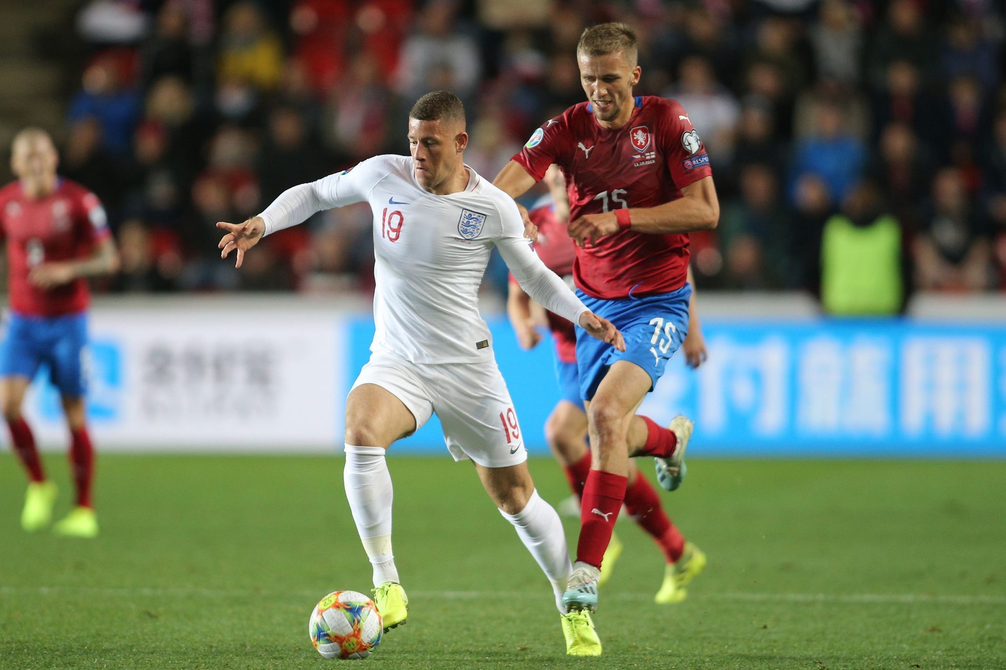 Tomáš Souček a Ross Barkley v utkání kvalifikace ME 2020 Česko - Anglie