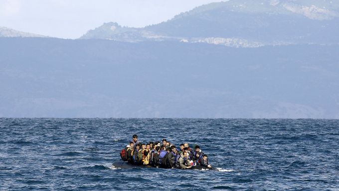 Afghánští uprchlíci na lodi poblíž řeckého ostrova Lesbos.