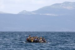 U řeckého ostrova Samos se utopilo šest uprchlíků, dalších deset lidí z lodi se pohřešuje